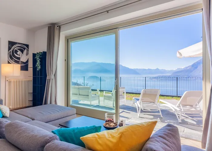 The Patio Over Varenna アパート *