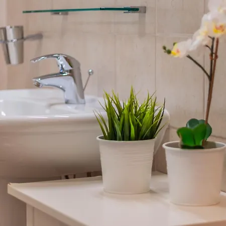 The Patio Over Varenna Daire