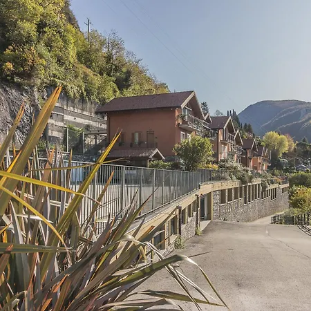 The Patio Over Varenna Daire