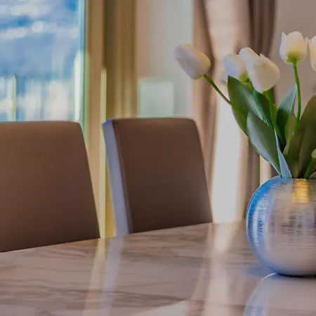 The Patio Over Varenna Апартаменты *