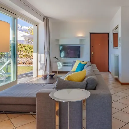 The Patio Over Varenna Daire