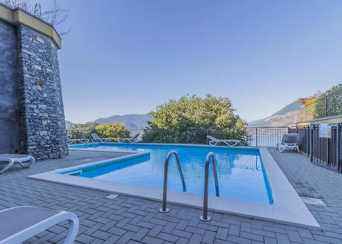 The Patio Over Varenna アパート