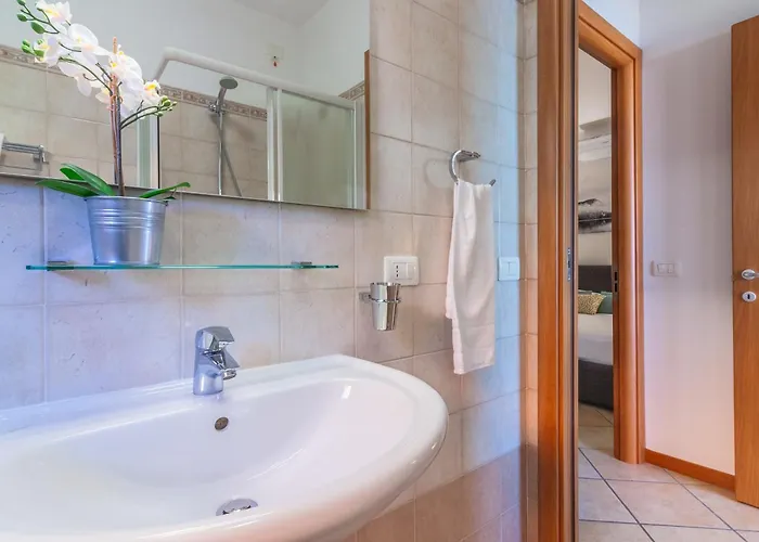 The Patio Over Varenna アパート *