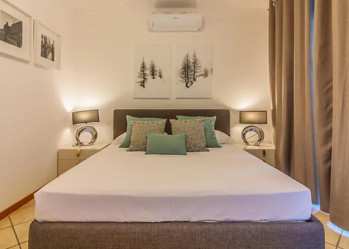 The Patio Over Varenna アパート *