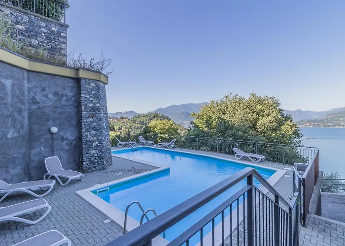 The Patio Over Varenna アパート ペルレード