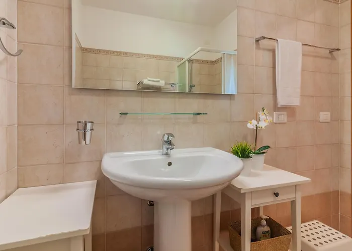 The Patio Over Varenna アパート