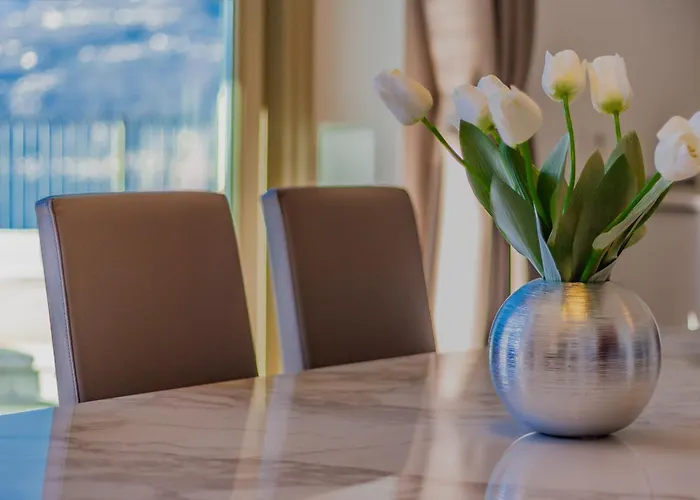 The Patio Over Varenna アパート *