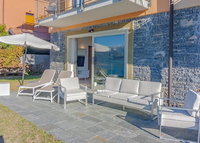 The Patio Over Varenna アパート ペルレード