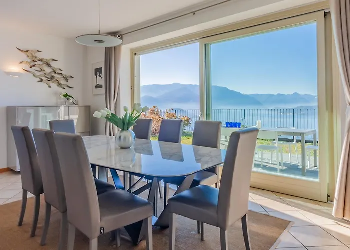 The Patio Over Varenna アパート *