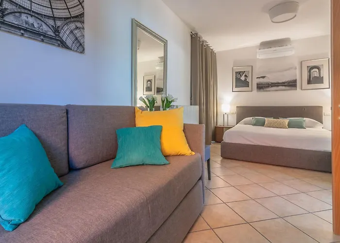 The Patio Over Varenna アパート ペルレード