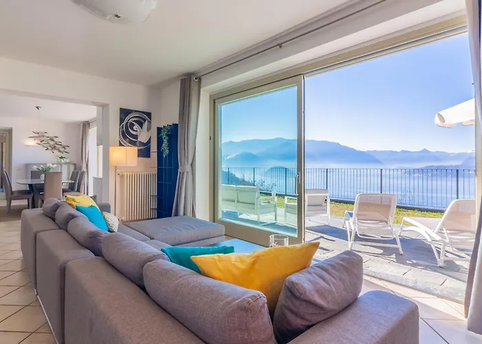 The Patio Over Varenna アパート *