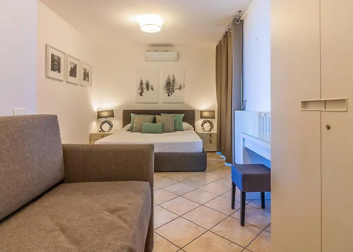 The Patio Over Varenna アパート ペルレード