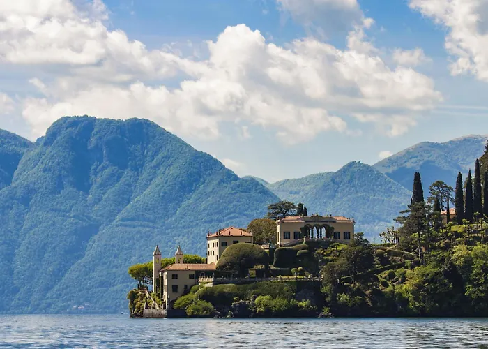 The Patio Over Varenna アパート ペルレード