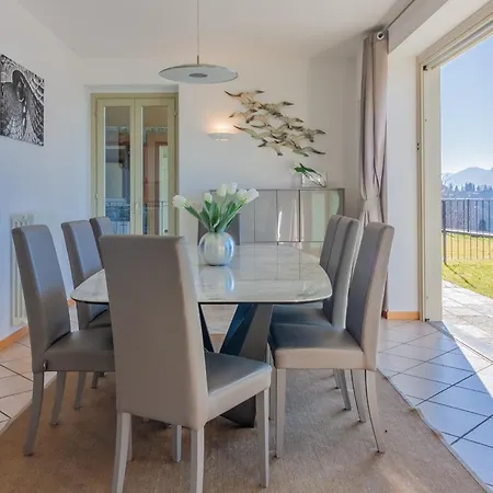 The Patio Over Varenna 公寓