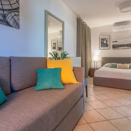 The Patio Over Varenna 公寓 佩尔莱多