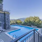 The Patio Over Varenna アパート ペルレード